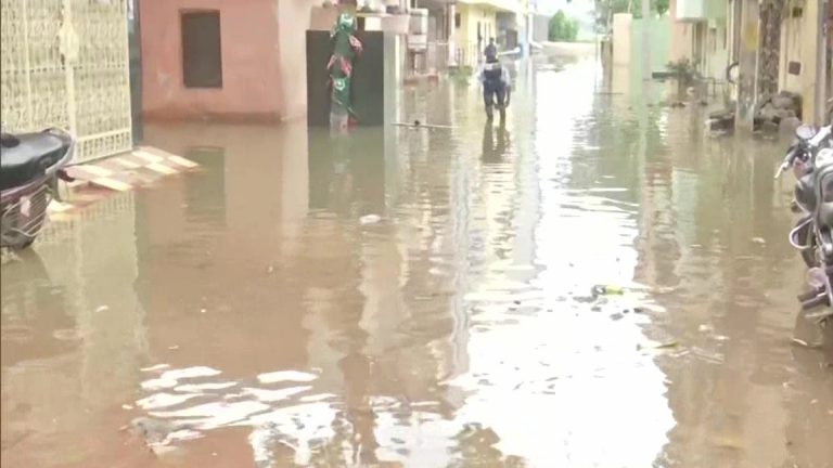 Rain in Hyderabad Videos: హైదరాబాద్‌లో ఉరుములు మెరుపులతో భారీ వర్షం, పలు ప్రాంతాలు జలమయం, భారీగా ట్రాఫిక్ జాం, వీడియోలో ఇవిగో