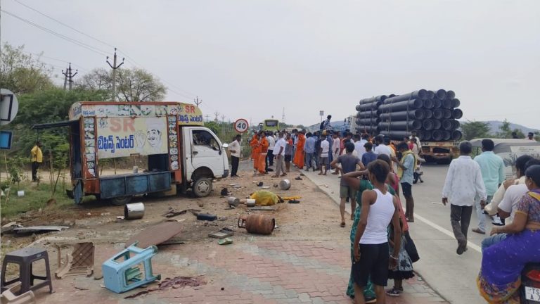 Telangana Road Accident: ఘోర రోడ్డు ప్రమాదం, మొబైల్ టిఫిన్ సెంటర్‌ను డీకొట్టిన ఆర్టీసీ గరుడ బస్సు, ముగ్గురు అక్కడికక్కడే మృతి