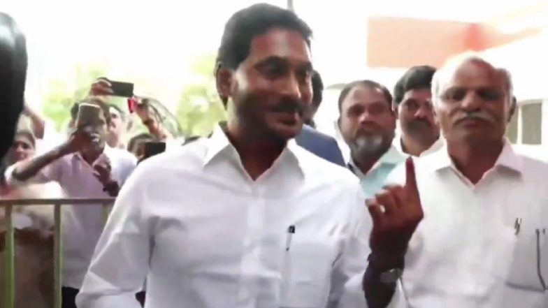 Andhra Pradesh Elections 2024: వీడియో ఇదిగో పులివెందుల భాకరాపురంలో ఓటు హక్కు వినియోగించుకున్న సీఎం జగన్ మోహన్ రెడ్డి