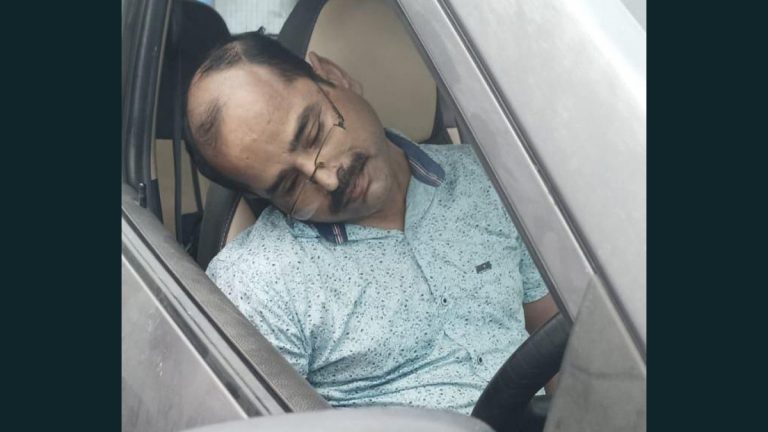 Heart Attack While Driving: కారు నడుపుతూ గుండెపోటుతో డాక్టర్ మృతి, విషాదకర వీడియో ఇదిగో..