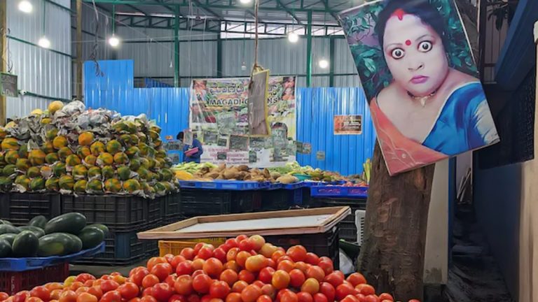 Eye Balls Popping Picture: కూరగాయల దుకాణం ముందు గుడ్లురుముతూ చూస్తున్న మహిళ ఫొటో.. ఎందుకు పెట్టారు?? ఇంటర్నెట్ ను షేక్ చేస్తున్న ఈ ఫోటో వెనుక స్టోరీ ఏంటి?