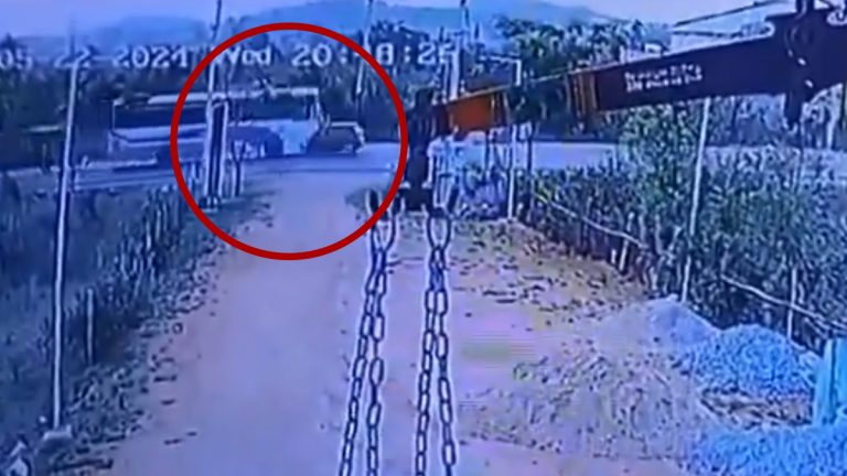 Road Accident Video: వీడియో ఇదిగో, టీజీఎస్ఆర్టీసీ బస్సును వేగంగా వచ్చి ఢీకొట్టిన కారు, ముగ్గురు స్నేహితులు అక్కడికక్కడే మృతి