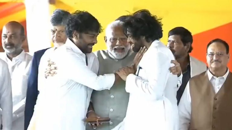 PM Modi With Mega Brothers: మెగా ఫ్యాన్స్ పండగ చేసుకునే వీడియో ఇదిగో, ఓవైపు చిరంజీవి.. మరో వైపు పవన్ కళ్యాణ్ మధ్యలో ప్రధాని మోదీ, ప్రజలకు అభివాదం