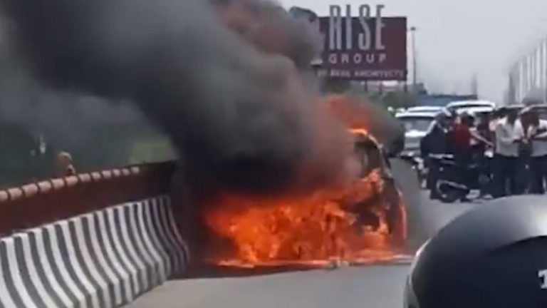 Moving Car Caught Fire: వీడియో ఇదిగో, ఫ్లై ఓవర్ మీద వెళుతూ క్షణాల్లో కాలి బూడిదైన కారు, తృటిలో తప్పించుకున్న కారు ఓనర్, నోయిడాలో షాకింగ్ ఘటన