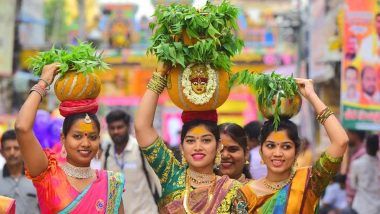 Hyderabad Bonalu: ఆషాఢ మాసం బోనాల జాతర సందడి మొదలు.. వచ్చే నెల 7న గోల్కొండ జగదాంబిక అమ్మవారికి సమర్పించే మొదటి బంగారు బోనంతో ఉత్సవాలు ప్రారంభం.. ఆలయాలకు రంగులేస్తున్న సిబ్బంది