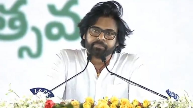 Pawan Kalyan Sworn in as AP Minister: వీడియో ఇదిగో, ఏపీ మంత్రిగా ప్రమాణ స్వీకారం చేసిన పవన్ కళ్యాణ్, మరోసారి అన్న చిరంజీవి కాళ్లకు మొక్కిన జనసేన అధినేత