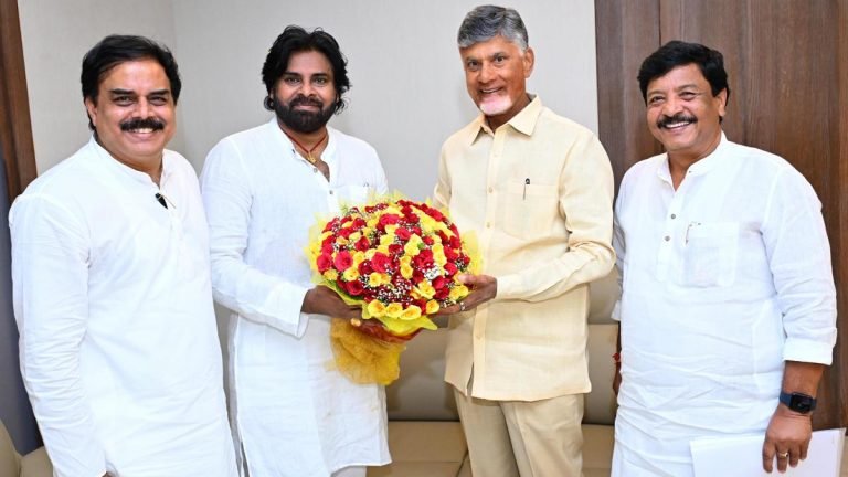 Pawan Kalyan Meets Chandrababu: వీడియో ఇదిగో, సచివాలయానికి వచ్చిన డిప్యూటీ సీఎం పవన్ కు స్వాగతం పలికిన సీఎం చంద్రబాబు